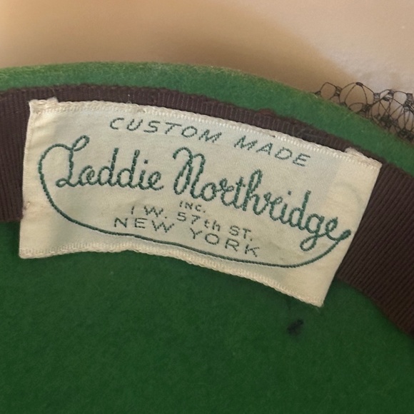 MAJESTIC DESIGNER 1940s\' GREEN FELT TILT HAT + CURLY FEATHERS + VELVET BOWS/VEIL